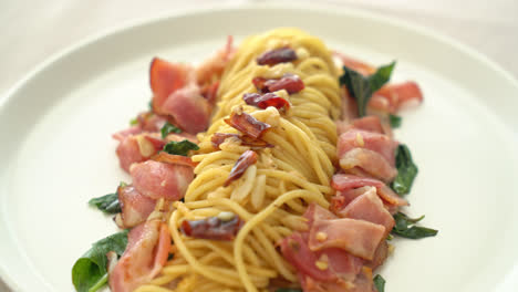 Gebratene-Spaghetti-Mit-Getrocknetem-Chili-Und-Speck