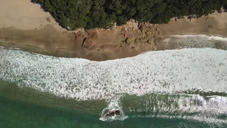 Wellen,-Die-Bei-Flut-An-Den-Strand-Mit-Heißem-Wasser-In-Neuseeland-Gespült-Werden