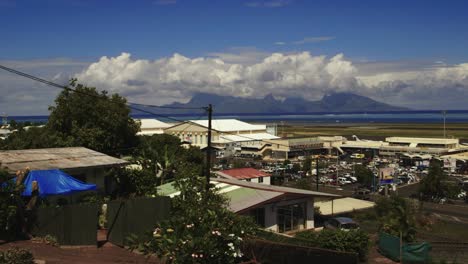 Tahitianische-Stadtlandschaft-Mit-Bergen-Und-Wolken-Im-Hintergrund