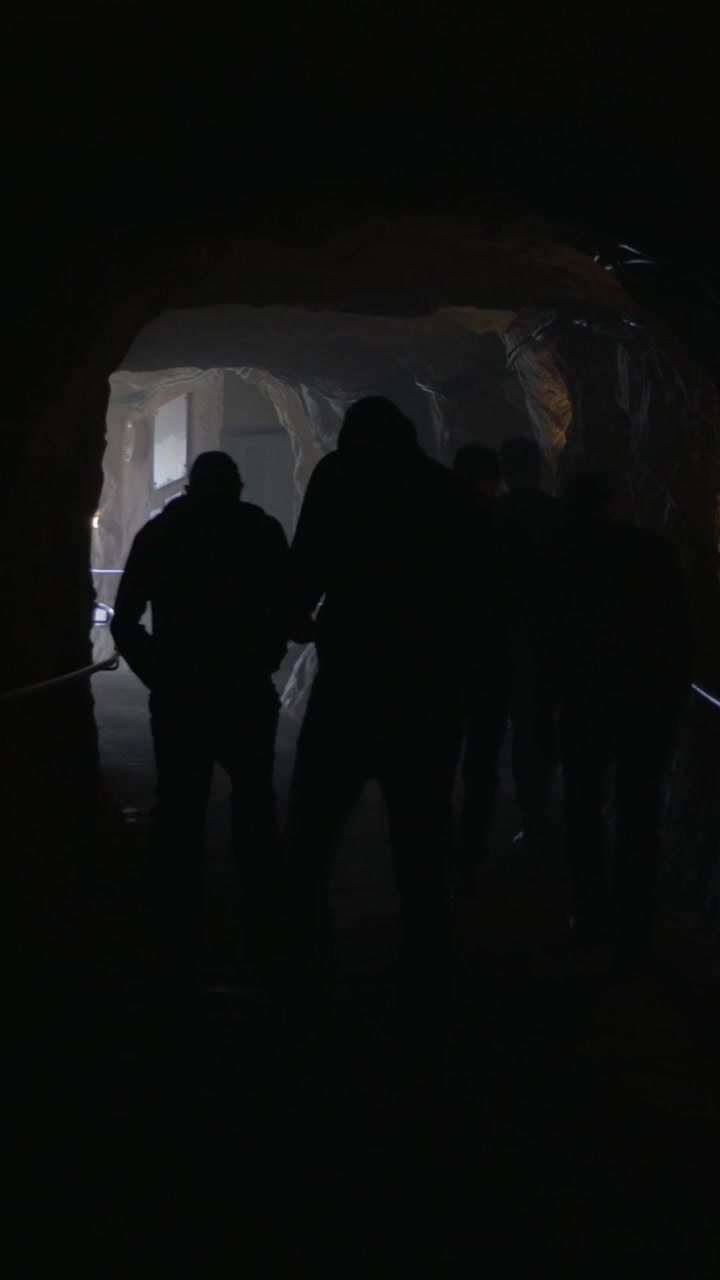 Minatori che escono dalla galleria