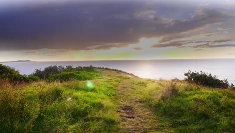 Hermosa-Vista-Del-Amanecer-Brillando-Sobre-El-Mar-En-Calma---Exuberante-Costa-Cerca-De-La-Playa-Crescent-Head---Sydney,-Nsw,-Australia