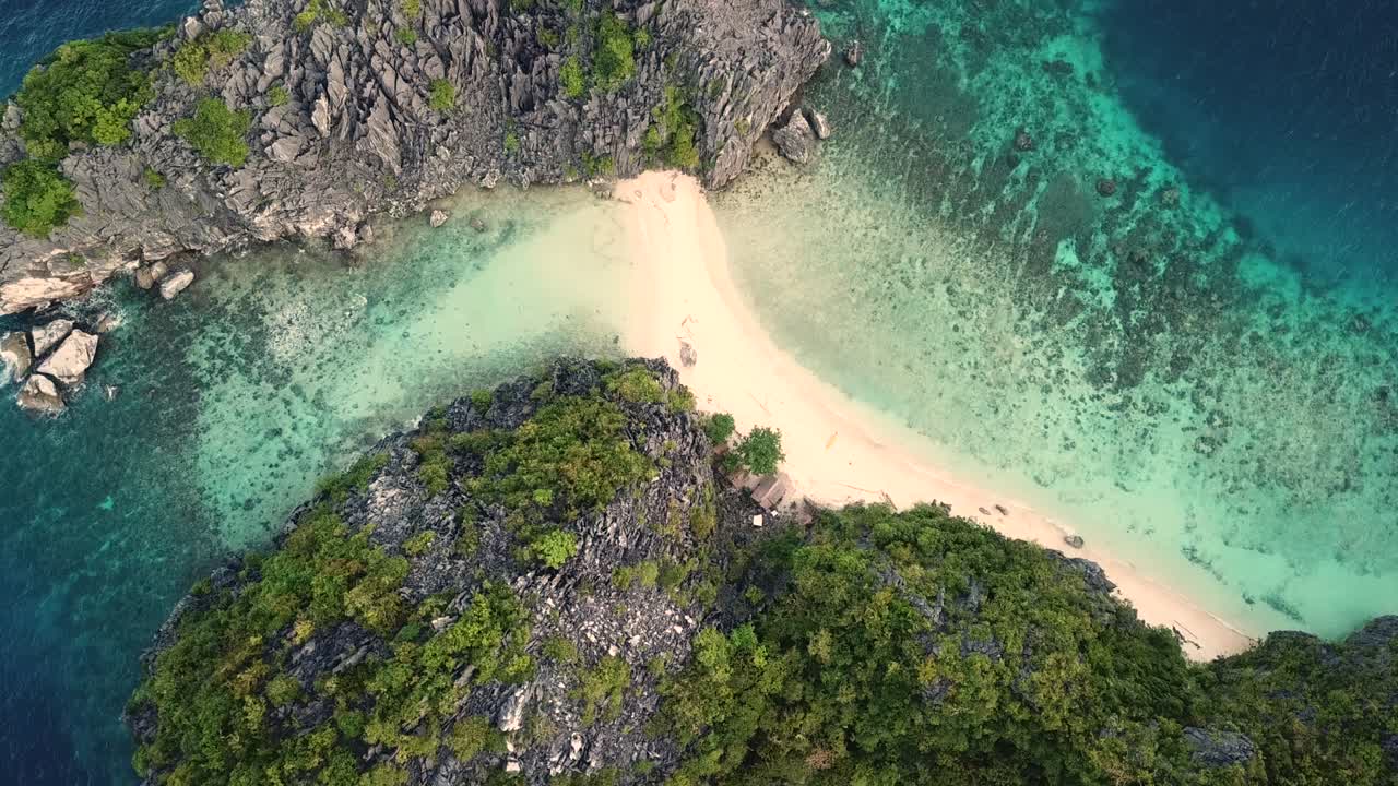 Tropische Lagune und Korallenriffe aus der Vogelperspektive. Insel Palawan, El Nido, Philippinen
