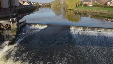 Ein-Blick-Auf-Das-Castleford-Wehr-Am-Fluss-Aire-Yorkshire-Uk,-Das-Schnell-Fließendes-Wasser-An-Einem-Hellen-Sonnigen-Tag-Zeigt