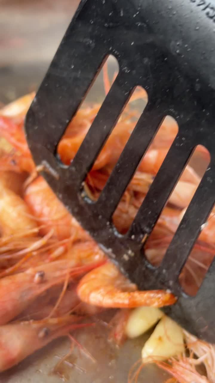 Delicious Shrimp and Garlic Sautéing in a Hot Pan