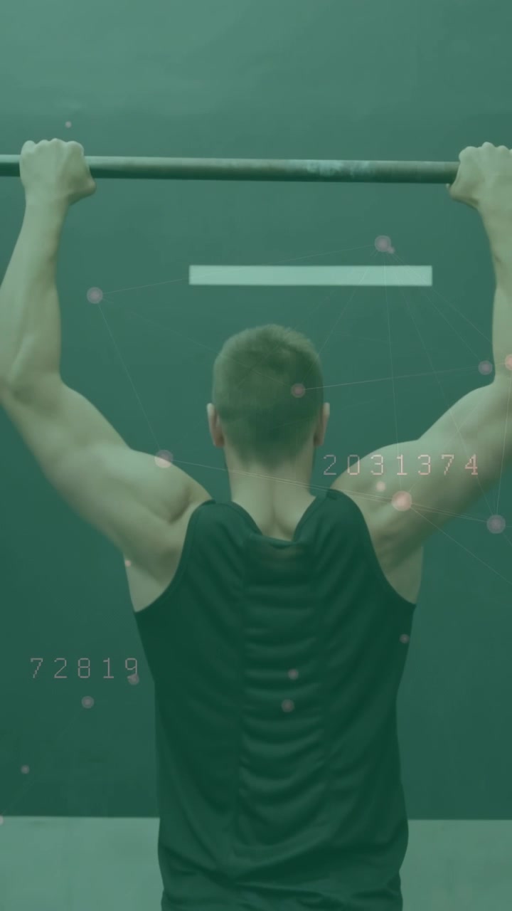 Video vertical: Atleta bajando desde la parte superior de una barra de dominadas, con puntos numéricos rastreando el descenso para fitness.