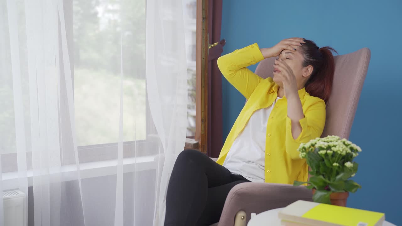 그 여자는 좌절하고 짜증납니다.