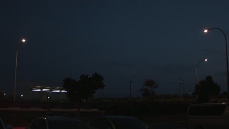 aterrizaje de un avión en un aeropuerto nocturno