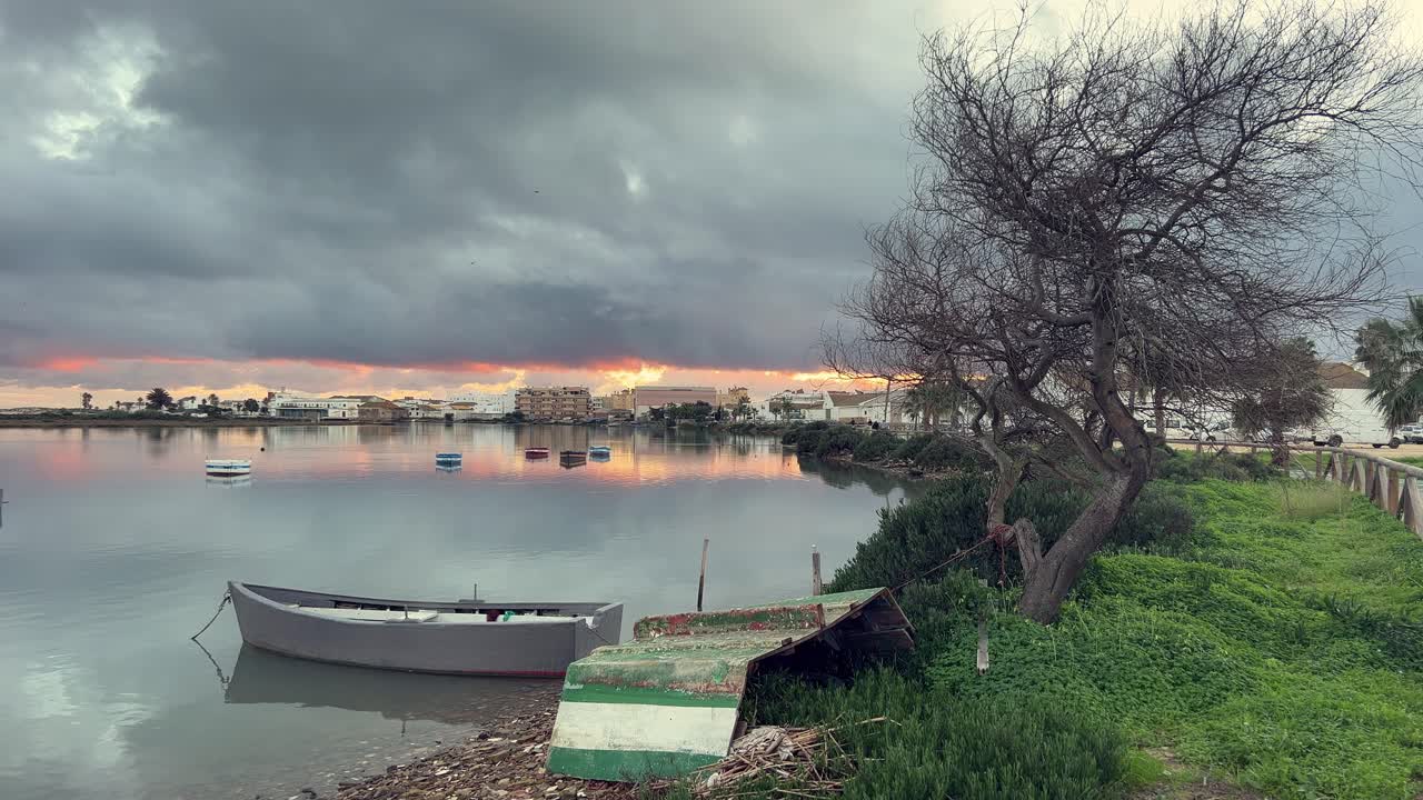 호수변에 있는 나무와 함께, 구름이 가득한 날, 혼자 있는 배와 함께, 해가 지는 색과 함께.