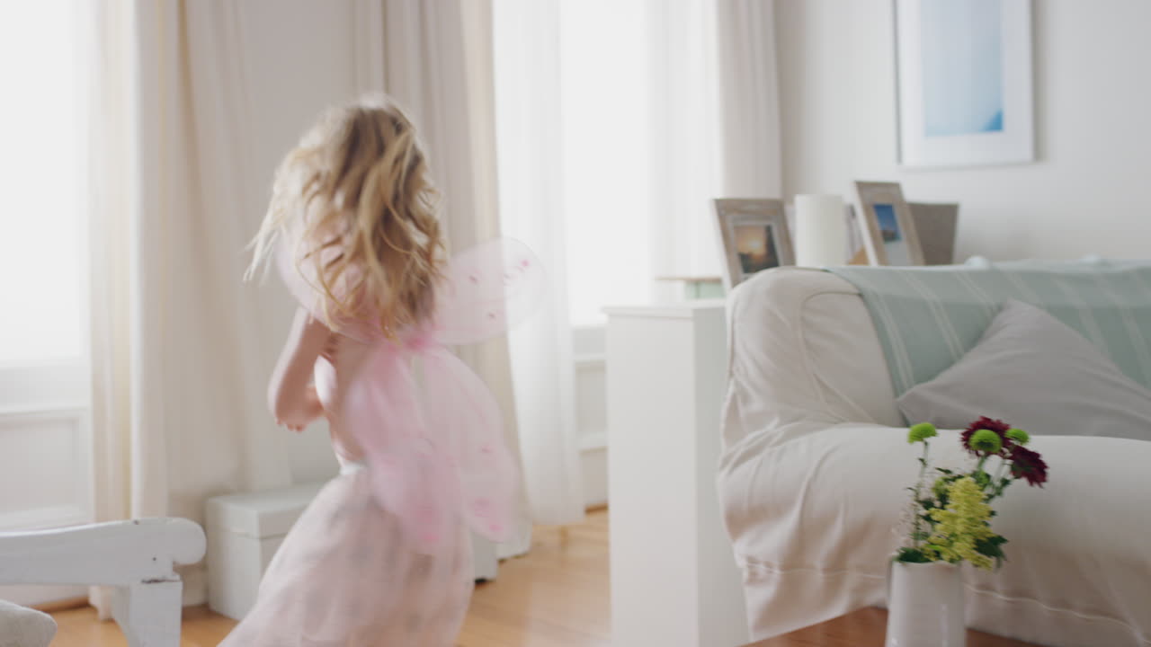 hermosa niña bailando juguetón fingiendo ser bailarina divertido niño divirtiéndose jugando a vestirse con traje de ballet con alas de hada en casa 4k