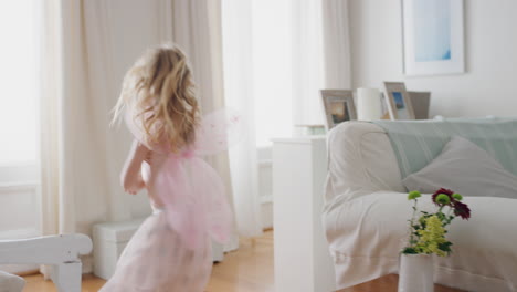 Hermosa-Niña-Bailando-Juguetonamente-Haciéndose-Pasar-Por-Bailarina-Niña-Graciosa-Divirtiéndose-Jugando-A-Disfrazarse-Usando-Trajes-De-Ballet-Con-Alas-De-Hadas-En-Casa-4k