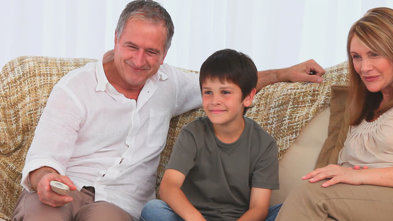 familia viendo una película