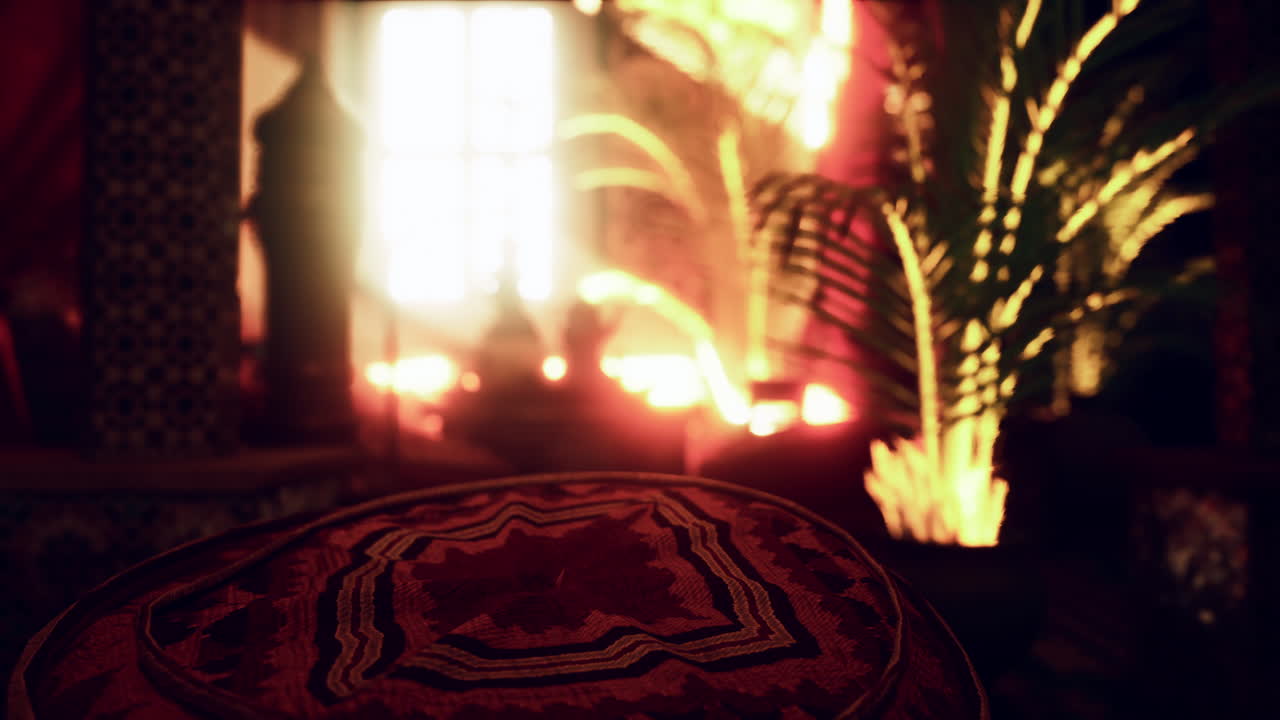 아한 베개와 따뜻한 불빛으로 모로코 인테리어 디자인