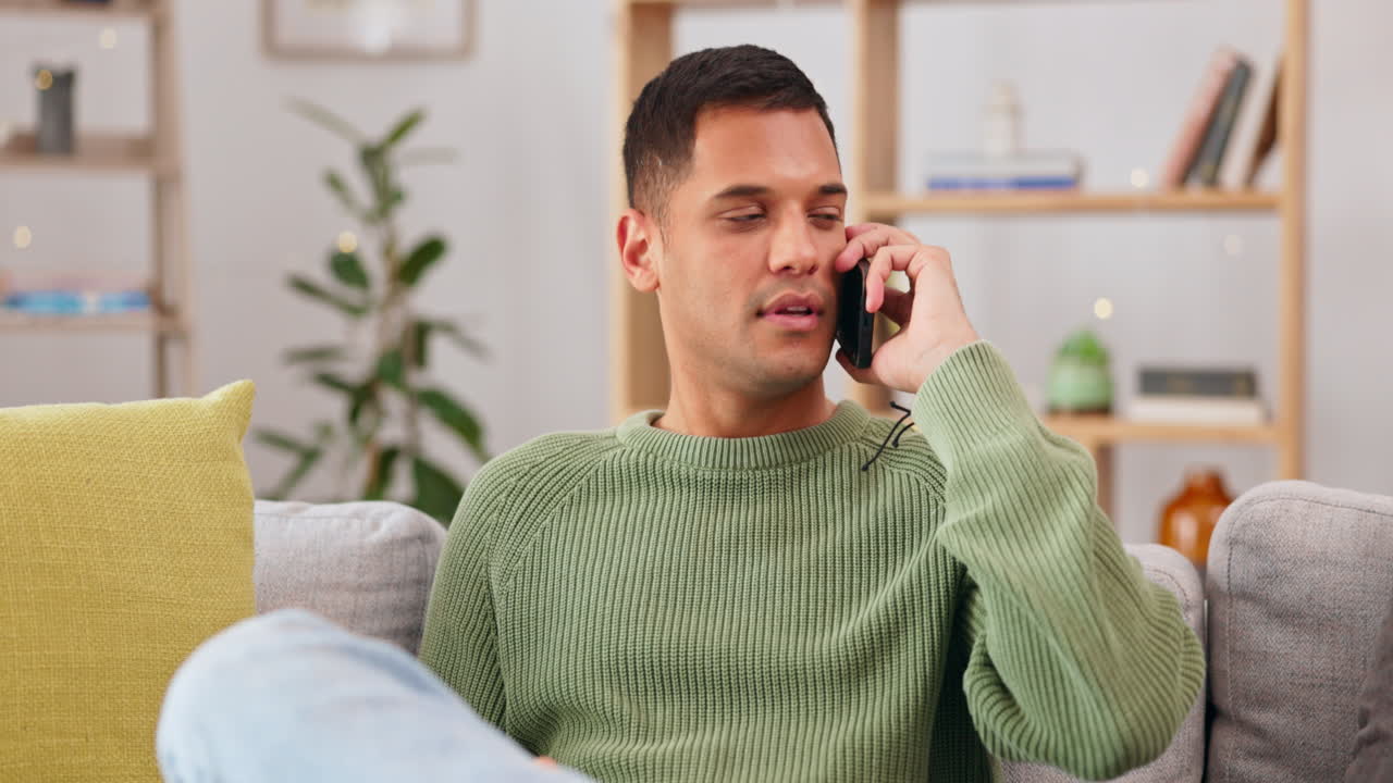 화를 내고, 남자와 전화 통신 집에서