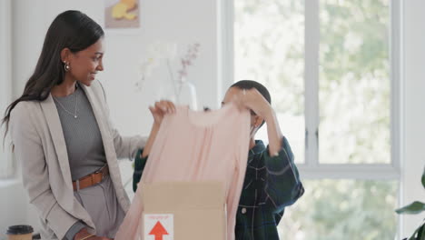 feliz, la gente y la caja de desembalaje de la moda