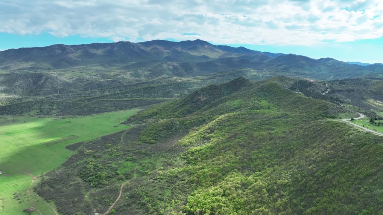 exuberante colina verde junto a mtskheta en el este de georgia - toma aérea de drones