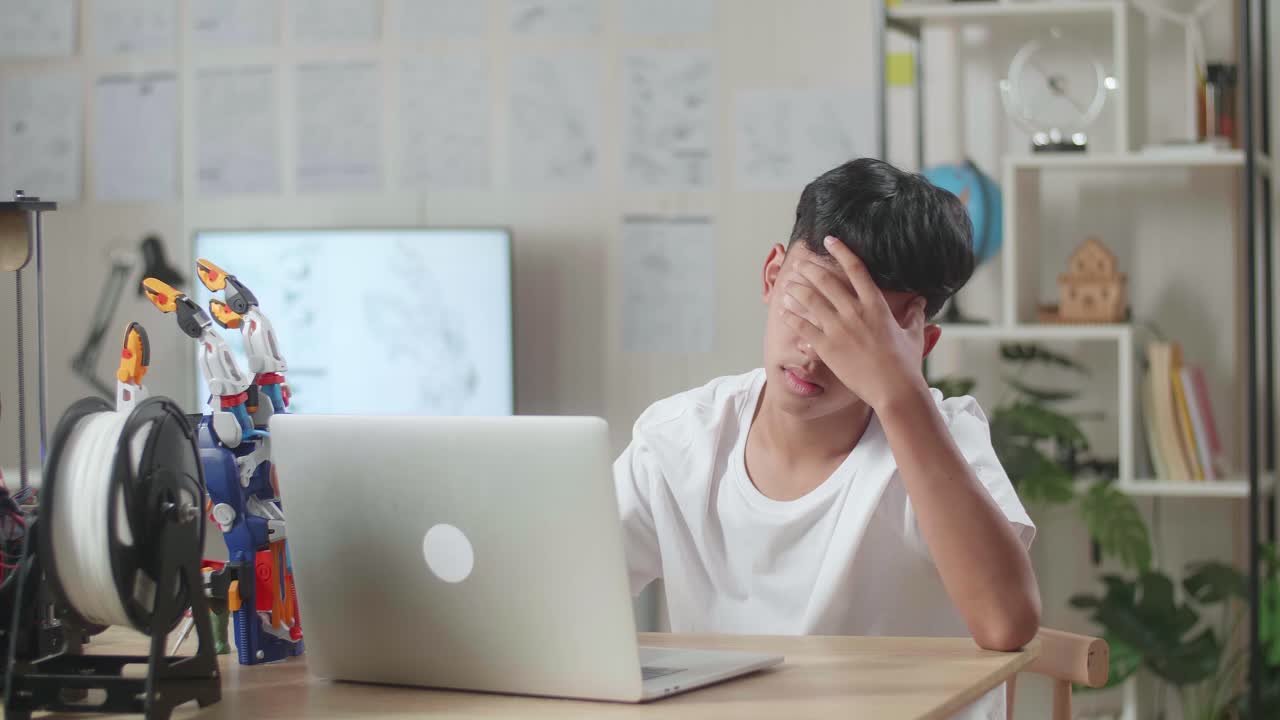 노트북과 로으로 공부하는 십대