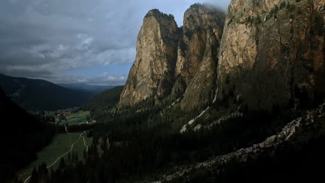 vuelo a lo largo de los acantilados de langental en el sur del tirol