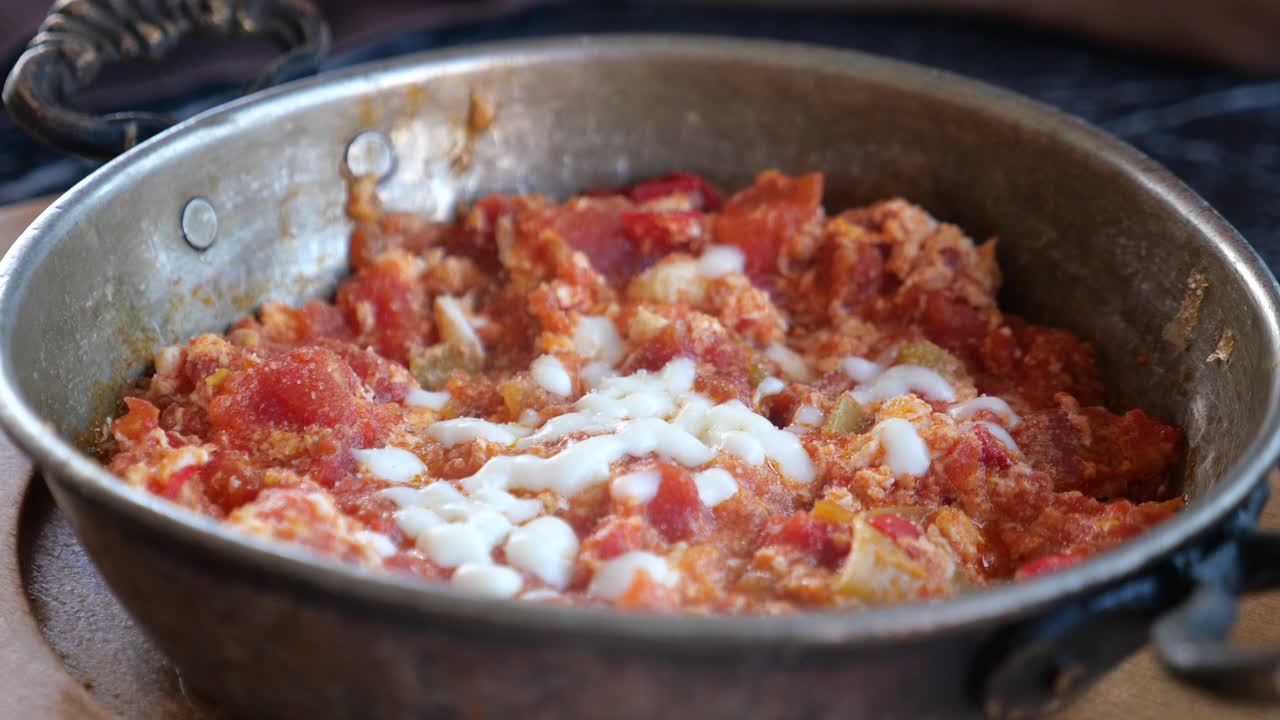 menemen turco: un sabroso plato de huevos revueltos con tomates y pimientos
