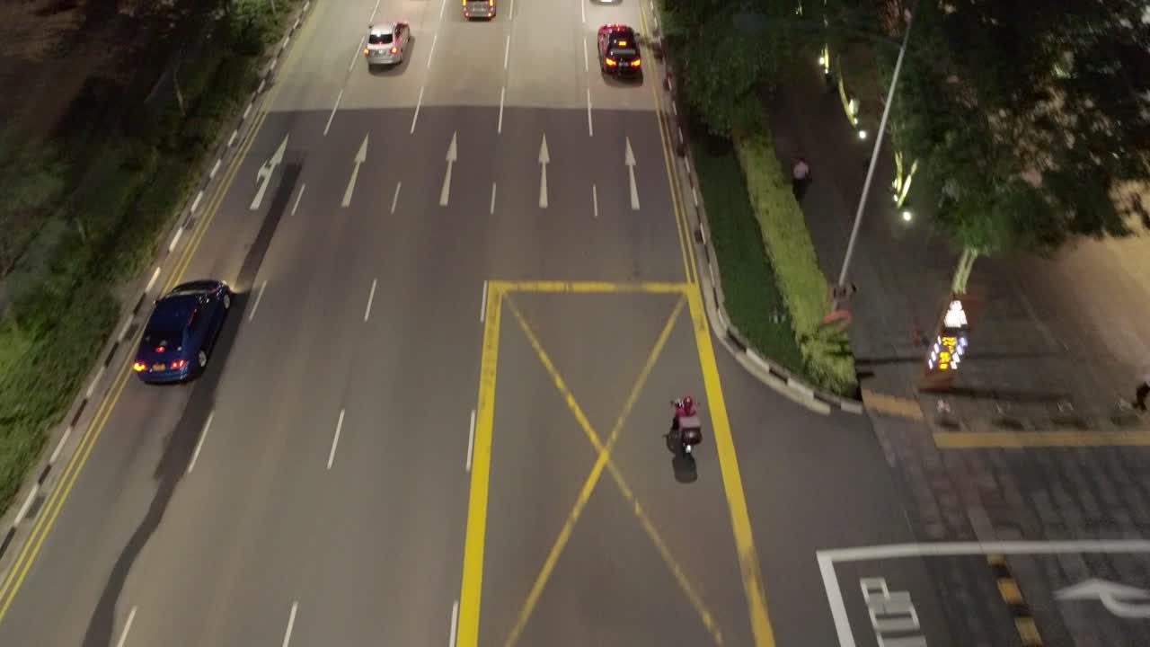 밤에 도시 거리