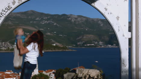madre y hijo disfrutando de la vista panorámica