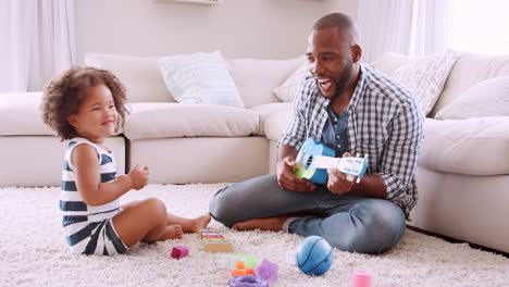 Joven-Padre-Negro-Y-Su-Pequeña-Hija-Tocando-Instrumentos