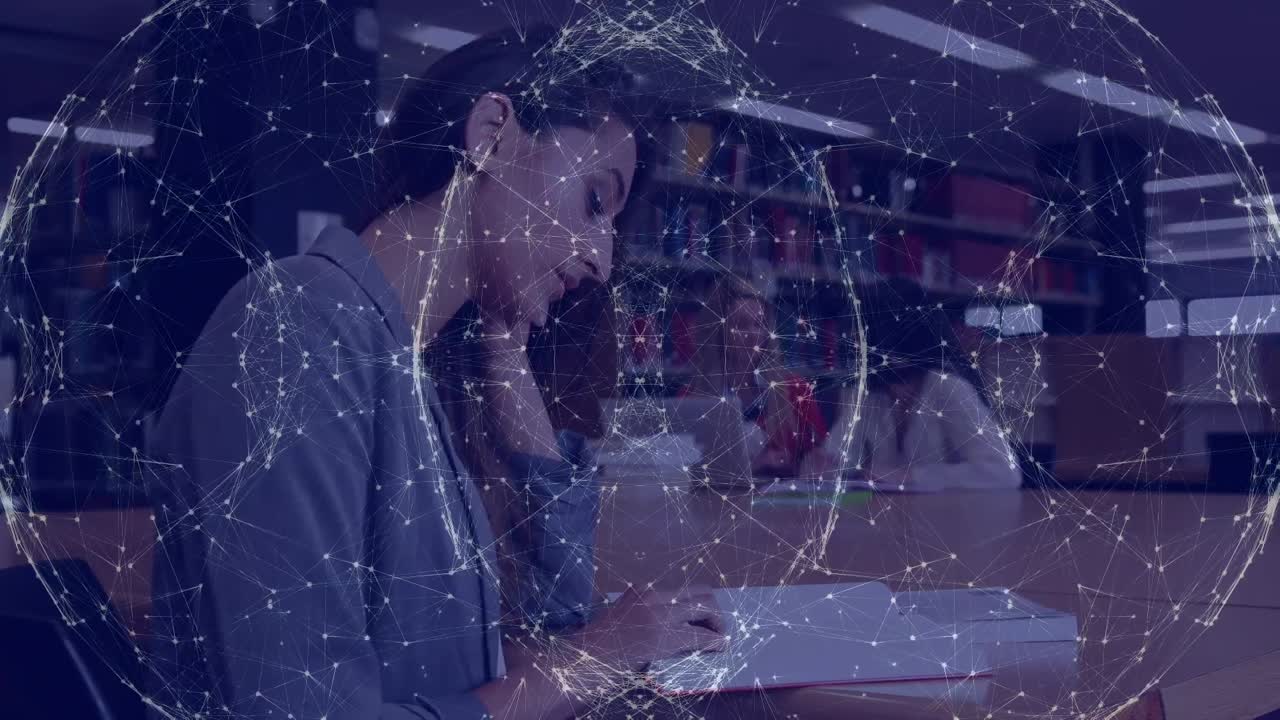 컴퓨터를 사용하는 사업가 여성에 대한 연결 네트워크와 함께 지구상의 애니메이션