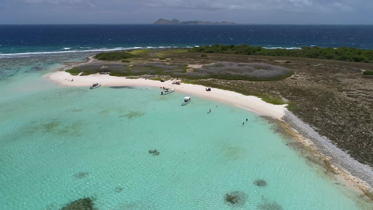 Splendide riprese aeree di una spiaggia paradisiaca tropicale con sabbia bianca e mare cristallino dei Caraibi