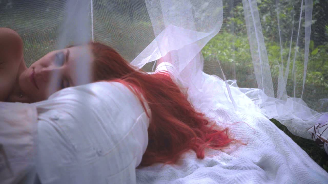 로맨틱한 여자 미소. 야외에서 데이트하는 커플. 베개에 누워 있는 사랑의 커플