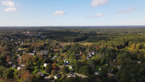 Imágenes-Aéreas-Estáticas-Del-Follaje-De-Otoño-Del-Campo-En-Bath,-Maine