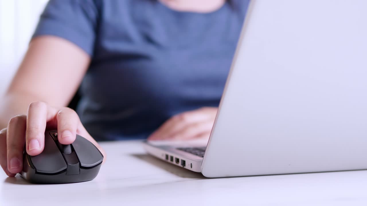컴퓨터 마우스 손이 테이블에서 마우스를 빠르게 이동하고 버튼을 누릅니다.