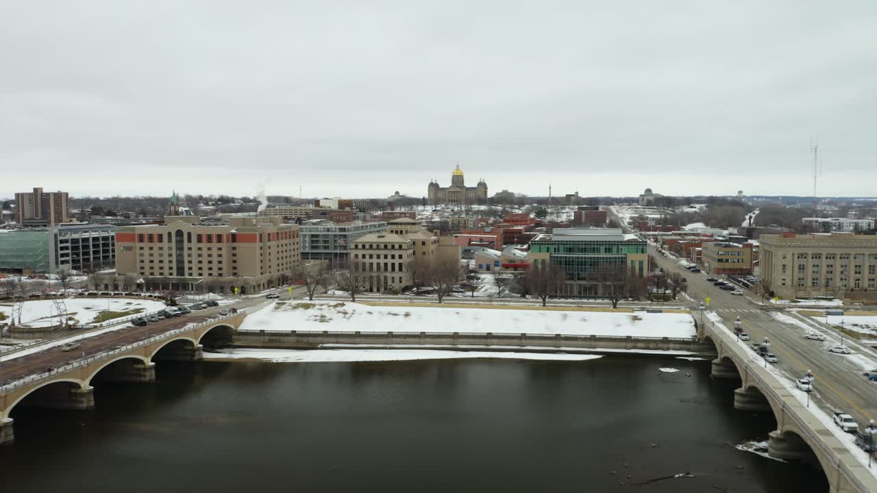 río des moines en invierno con el edificio del capitolio estatal en segundo plano