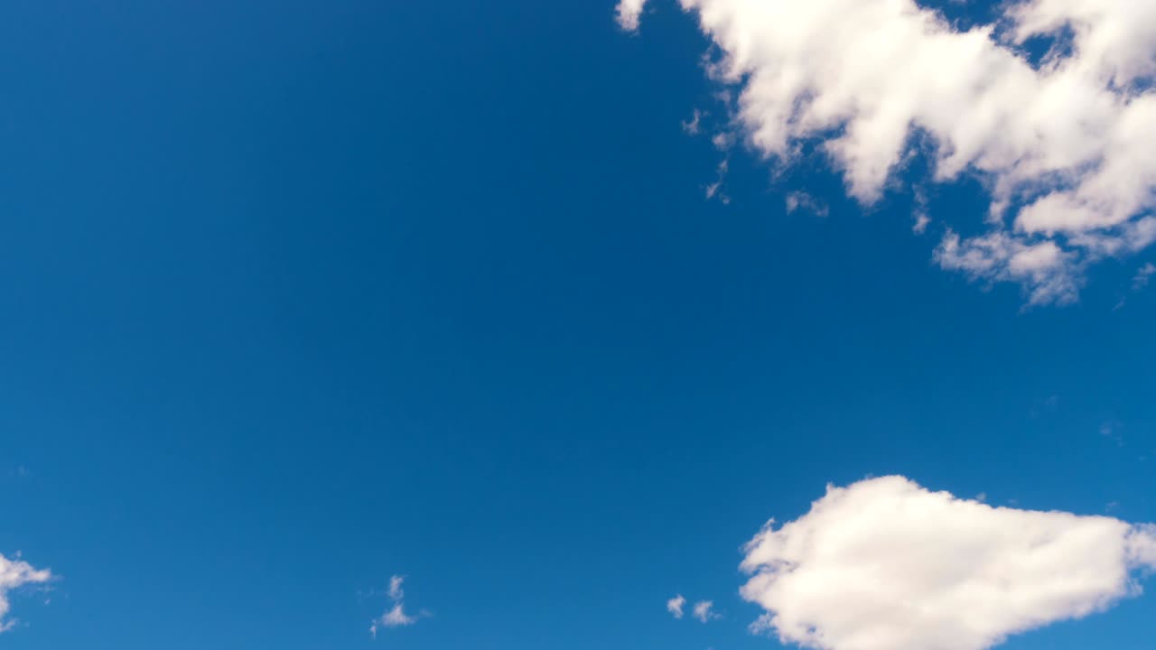 파란 하늘의 타임스에 있는  구름