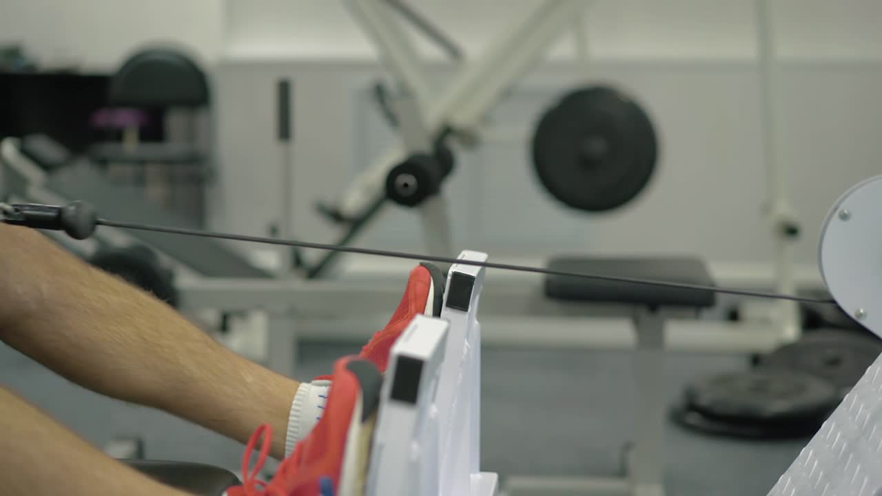 남자가 근육을 회복하기 위해 운동을 합니다. 1