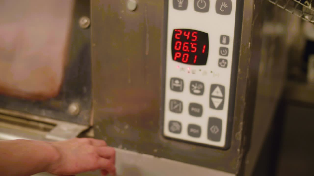 apertura del horno de panadería