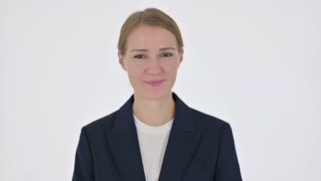 mujer de negocios hablando en video llamada en línea en fondo blanco