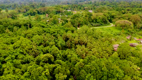 Wunderschönes-Einzigartiges-Traditionelles-Und-Modernes-Dorf-Mitten-In-Der-Natur