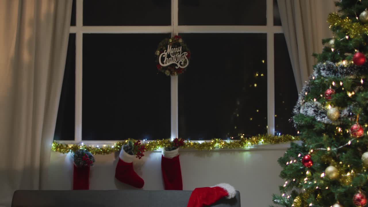 video de felicitaciones de navidad, decoraciones, árbol de navidad, luces y medias de navidad en casa