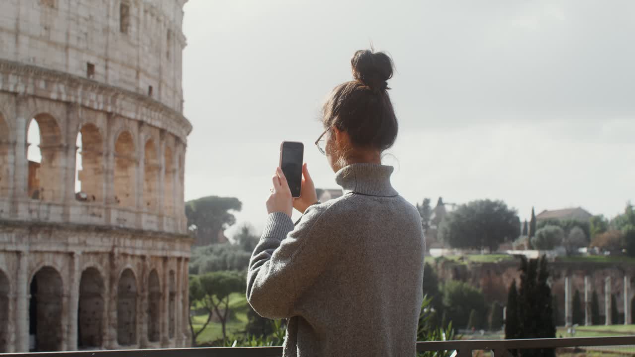 로마 의 콜로세움 의 사진 을 찍는 여자