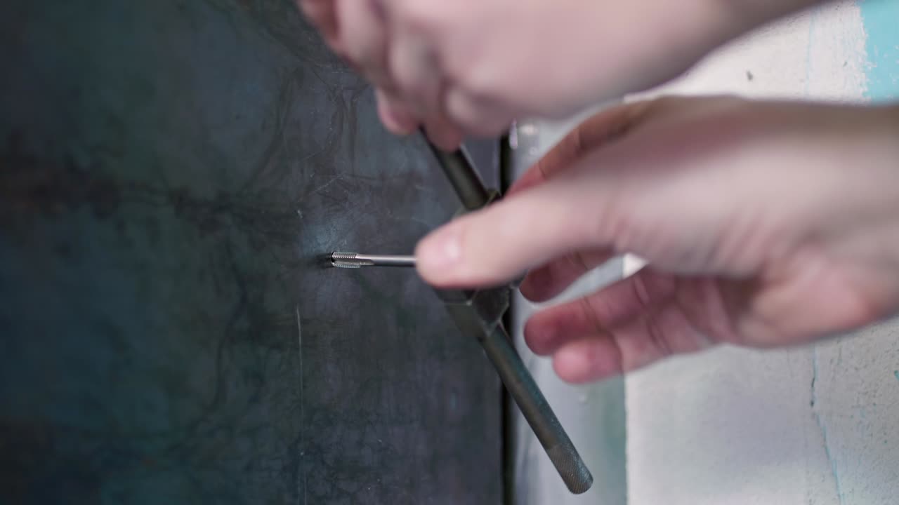 manos caucásicas manos cortando hilo con un toque de mano con una manivela