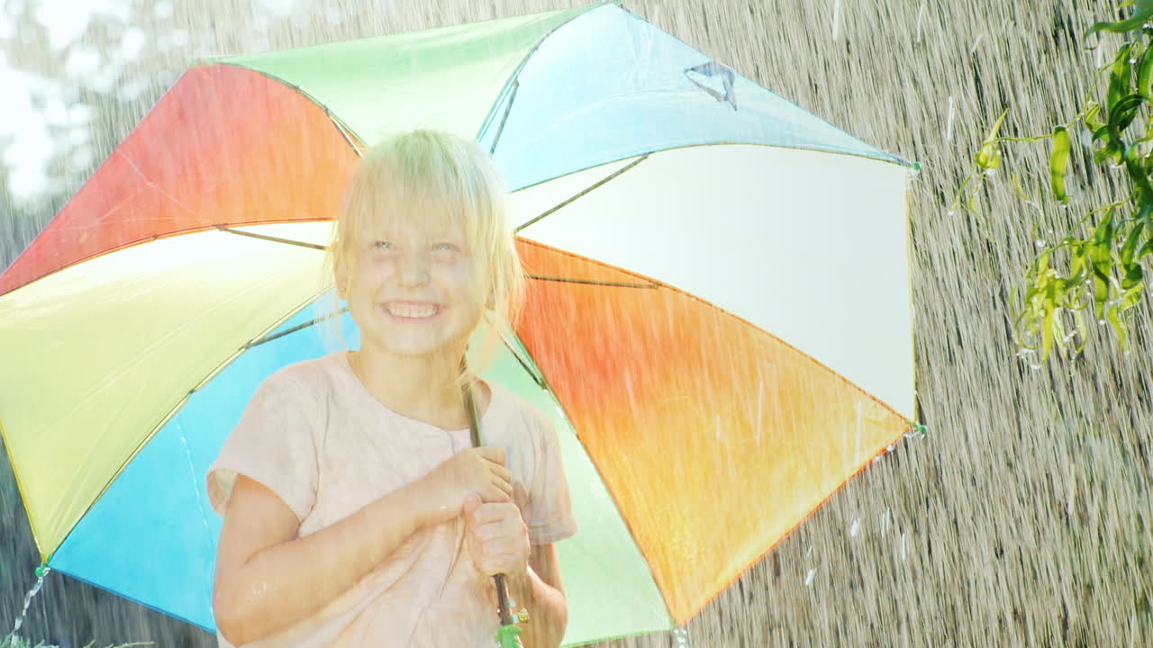 niña despreocupada 5 años se regocija lluvia de verano video en cámara lenta prores hq 422 video de 10 bits
