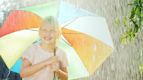 Sorgloses-Mädchen-5-Jahre-Freut-Sich-Sommerregen-Zeitlupe-Video-Prores-Hq-422-10-Bit-Video