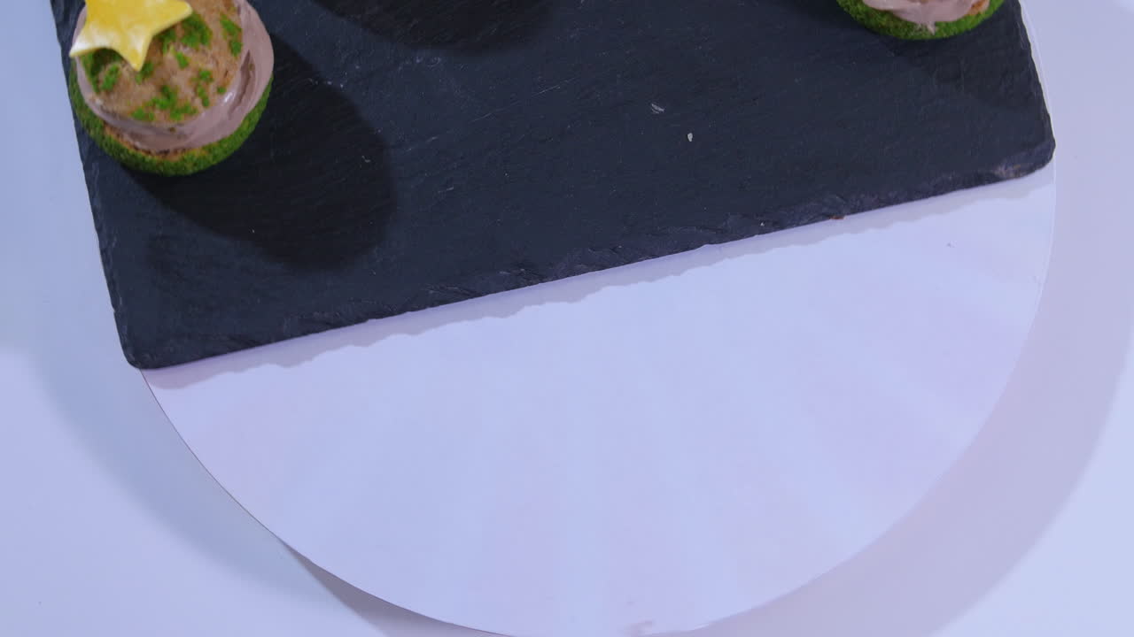 노란색 별을 가진 우아한 초콜릿 마카론