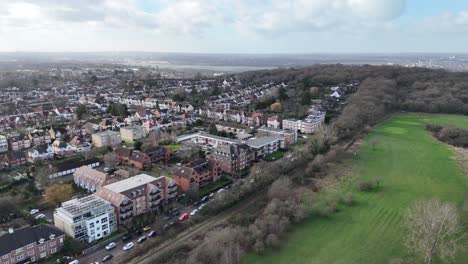 Apartments-Mit-Blick-Auf-Den-Golfplatz-Und-Den-Epping-Forest-Im-Norden-Von-Chingford,-Vereinigtes-Königreich