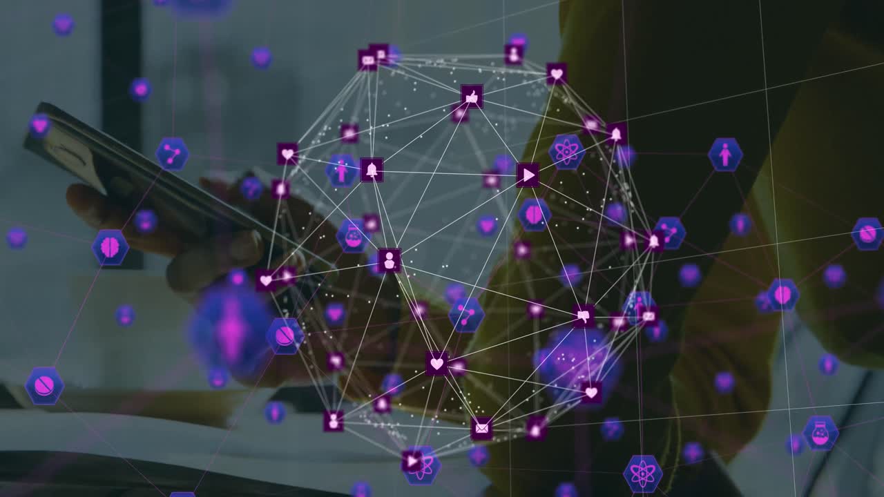 animación de iconos de los medios sobre una mujer de negocios biracial que usa un teléfono inteligente