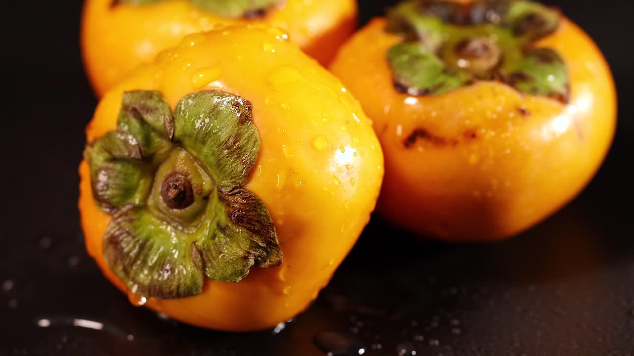 Close-up buah kesemek yang sedang disiapkan untuk dipotong.