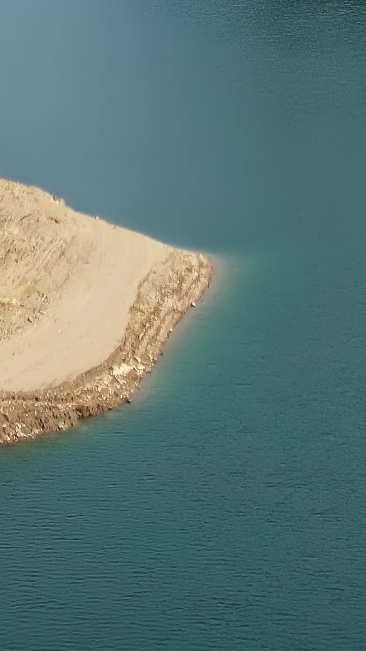 Granada offre una vista sull'acqua e sulle rocce vicino a una costa tranquilla