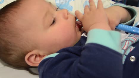 Lindo-Bebé-De-Seis-Meses-Jugando-Con-Cepillo-De-Dientes-En-El-Baño