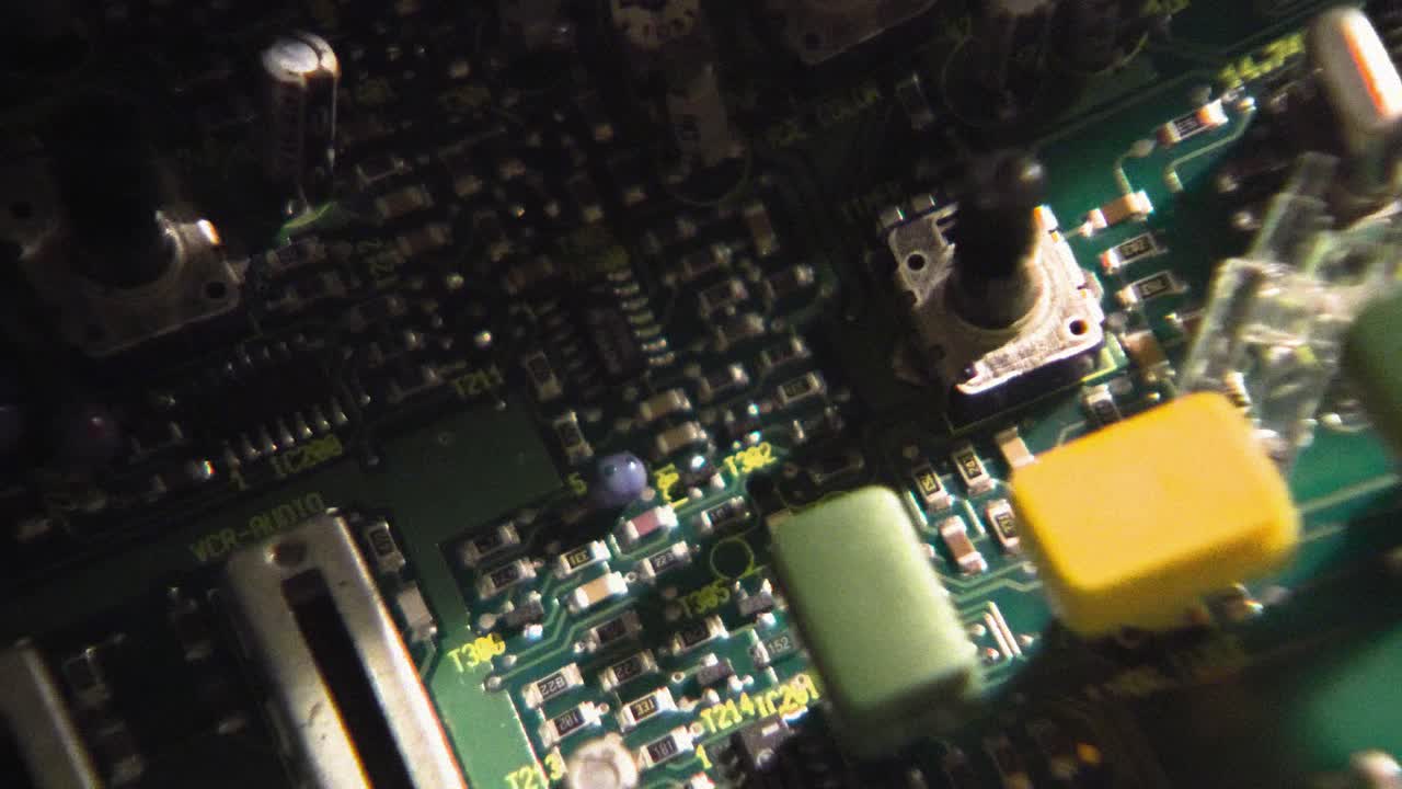 acercamiento lento de la placa de circuitos analógicos.