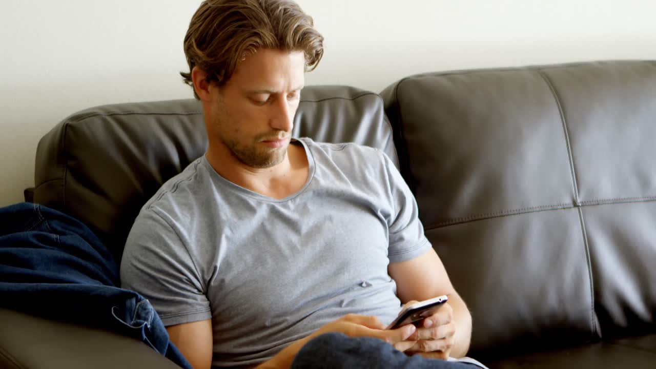 거실 4k에서 휴대 전화를 사용하는 남자