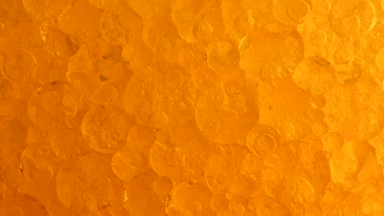 burbujas de aceite de ámbar en el agua de cerca